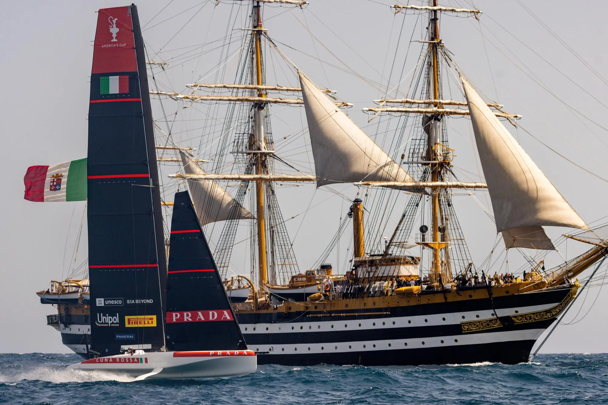 Luna Rossa e il Vespucci (Foto: Prada Pirelli Team)