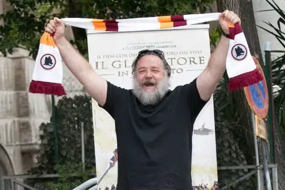 Russel Crowe con la sciarpa della Roma