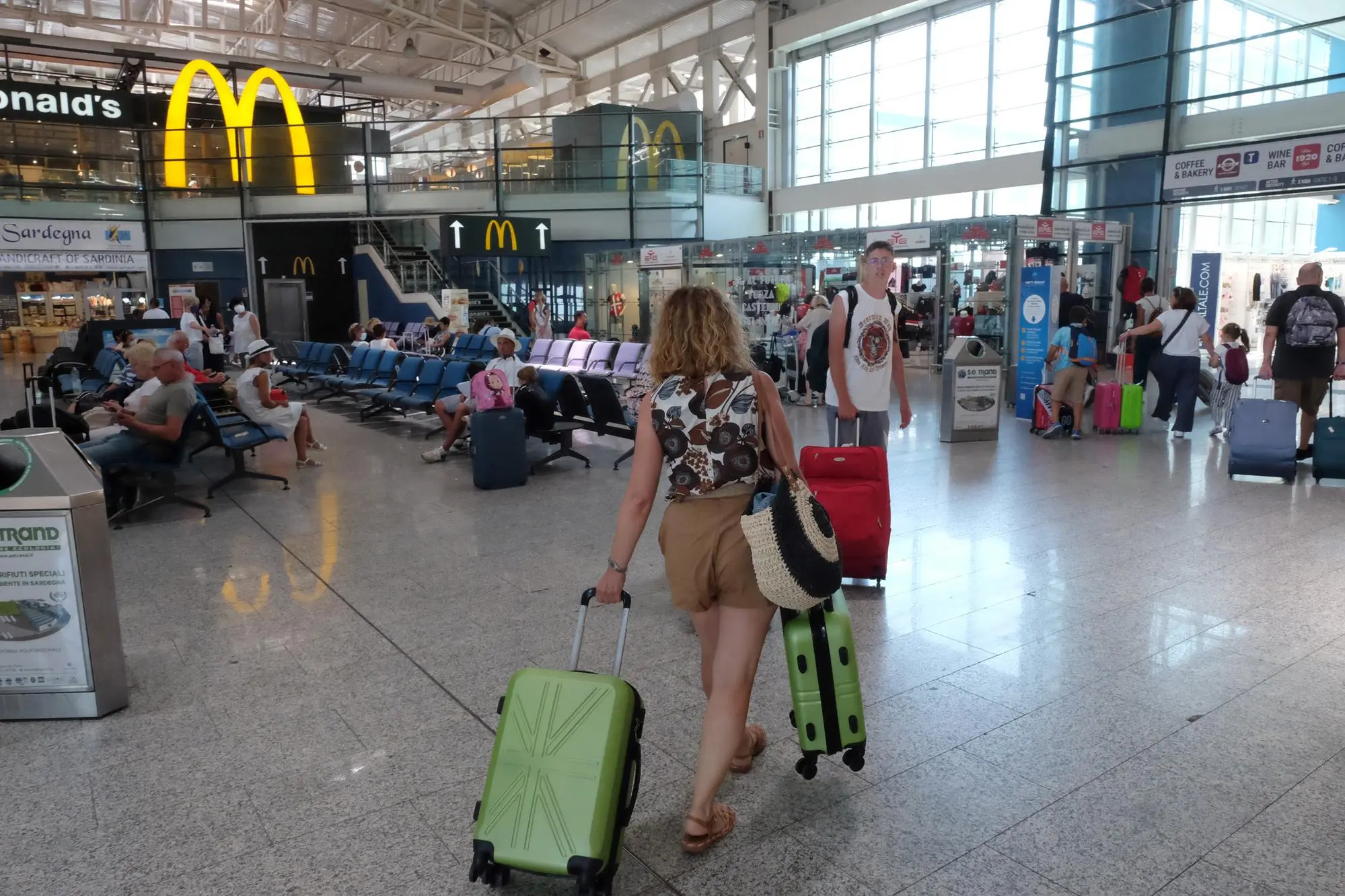 Passeggeri nell'aeroporto di Cagliari