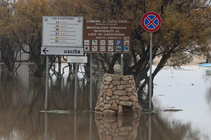 Il retro della spiaggia di La Maddalena a Capoterra dopo la mareggiata di scirocco, Cagliari 21 Gennaio 2026. ANSA/FABIO MURRU // The back of La Maddalena beach in Capoterra after the sirocco storm surge, Cagliari, 21 January 2026. ANSA/FABIO MURRU