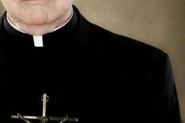 Un prete condannato, l'altro sospettato di avere una relazione: fuori dalla Curia di Oristano