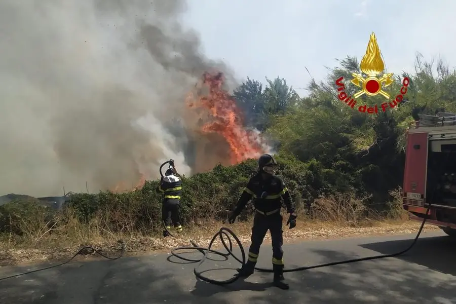 La lotta contro il fuoco nell'Oristanese (Foto Vigili del fuoco)