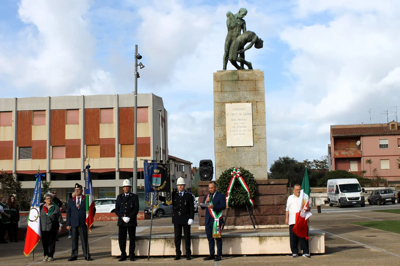 La celebrazione al Monumento ai Caduti (foto Scano)