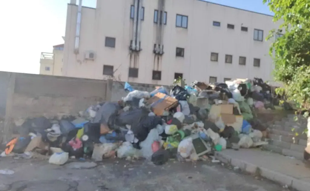 Un cumulo di rifiuti a Cagliari (foto \r Partito Democratico, Sinistra per Cagliari e Progetto Comune)