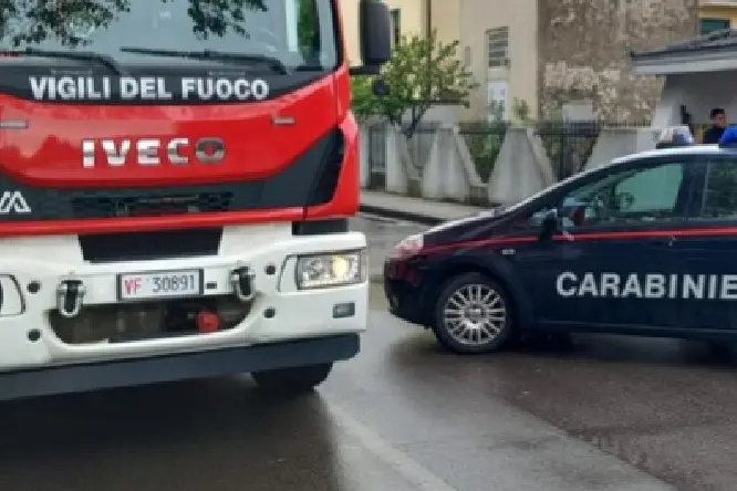 Intervento di vigili del fuoco e carabinieri (Ansa)