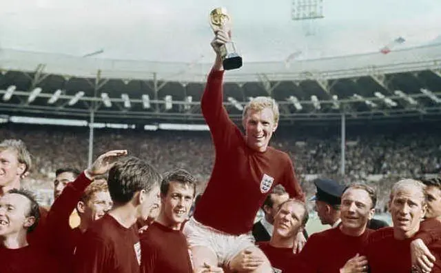 1966, l'unico Mondiale vinto dall'Inghilterra, Bobby Moore alza la coppa