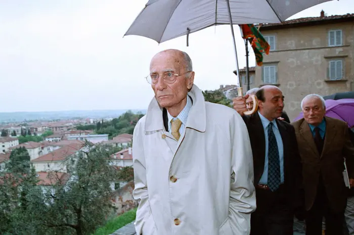 Indro Montanelli in una foto d'archivio del 21 aprile 1999 a Fucecchio, suo paese nativo, dove si era recato alla vigilia del suo 90/o compleanno. ANSA / FRANCO SILVI