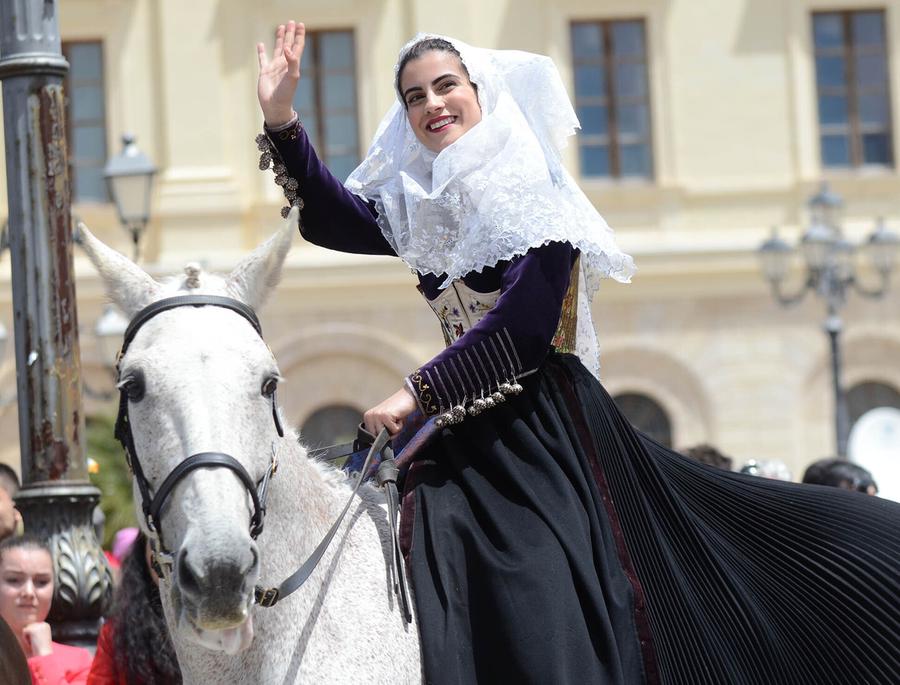La Cavalcata cresce e l’abito tradizionale sardo diventa protagonista