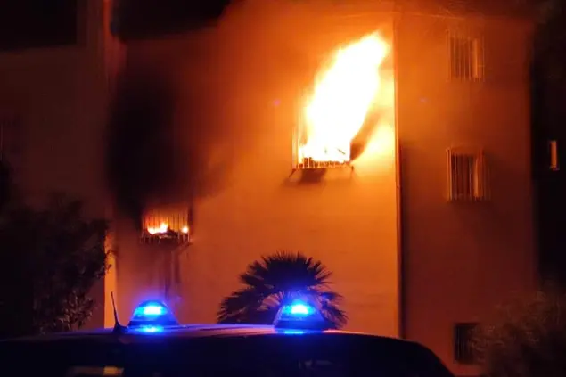 L'incendio nella chiesa di Valledoria (Foto: Pala)