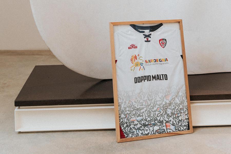 Il Cagliari presenta la nuova seconda maglia per il 2025-2026: «Ai Sardi»