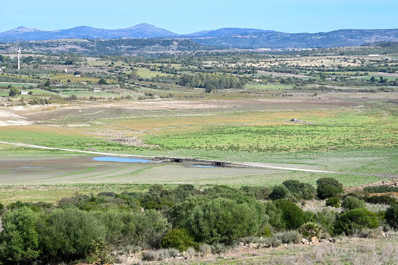Il bacino del cuga a secco con il nuraghe Chesseddu riemerso per la siccità -