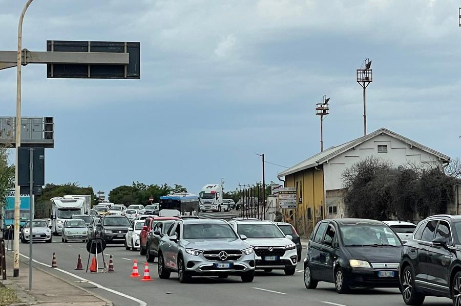 Cagliari, cantiere in viale La Plaia: traffico in tilt all’ingresso della città
