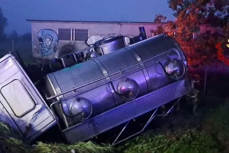Camion del latte contro un’auto: tre morti e un ferito grave a Modena