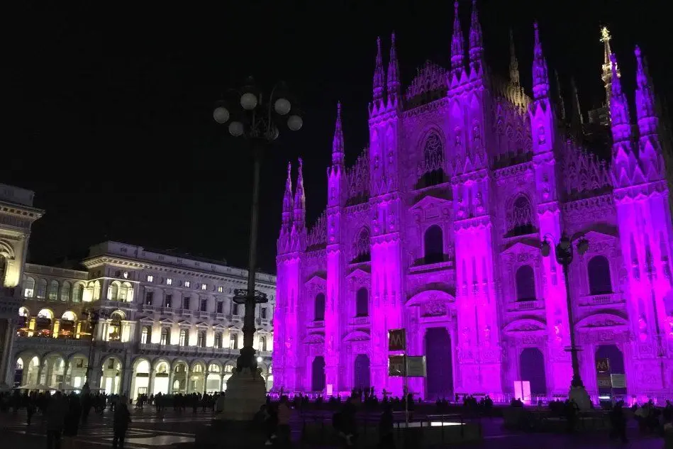 Milano, il Duomo si tinge di fucsia per combattere il cancro