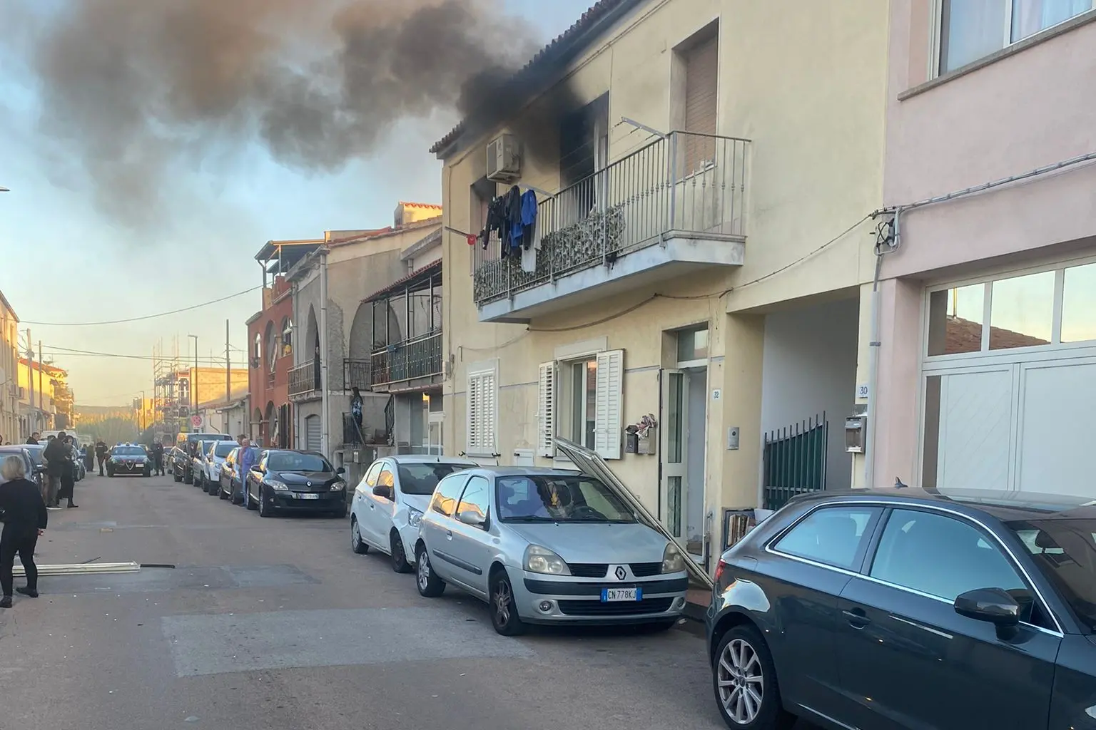 L'incendio in via Antonelli (foto Busia)