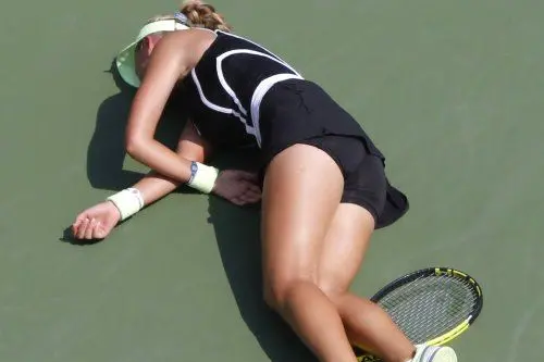 Victoria Azarenka si accascia al suolo