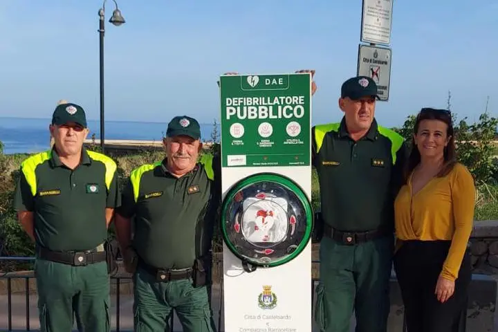 Un nuovo defibrillatore a Castelsardo (foto concessa)
