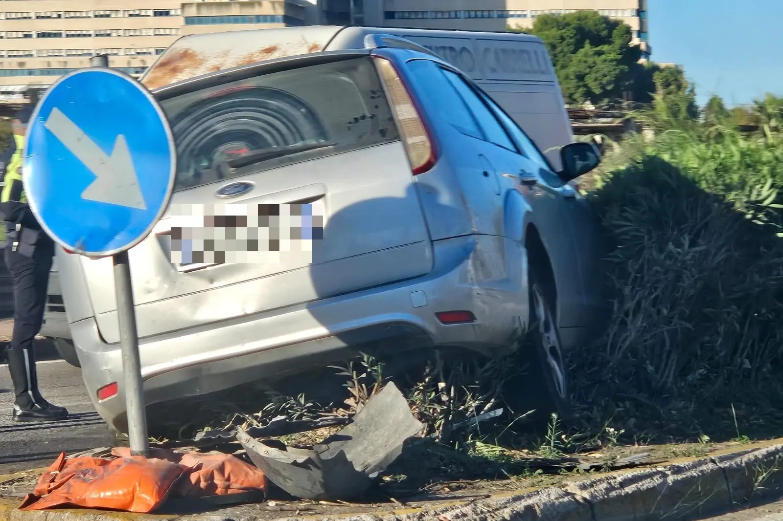 L'auto sullo spartitraffico in via Peretti