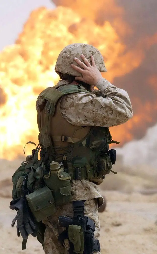 Un soldato americano davanti all'incendio di un pozzo di petrolio in Iraq (Archivio L'Unione Sarda)