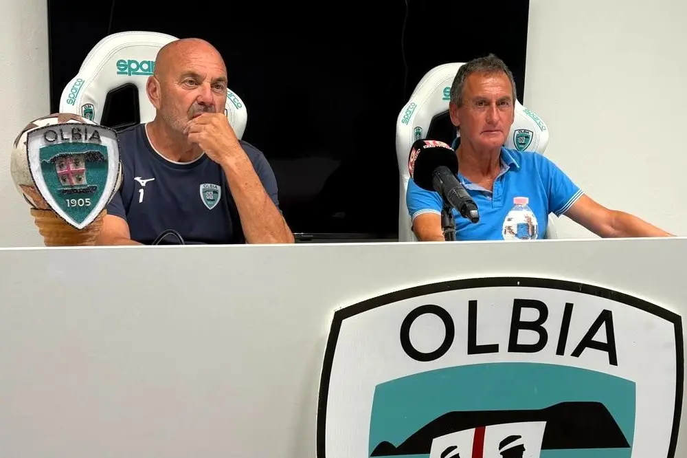 Giancarlo Favarin e Riccardo Pecchi nella presentazione all'Olbia (foto Ilenia Giagnoni)