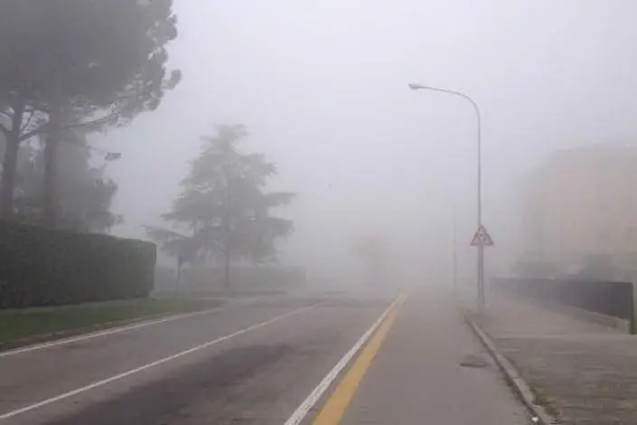 Disagi a causa della nebbia oggi a Cagliari (foto da meteoweb)