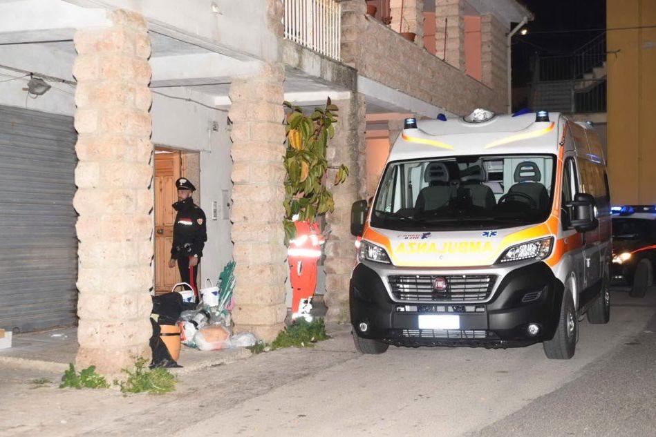 L'ambulanza e i carabinieri sul posto (foto L'Unione Sarda - Calvi)