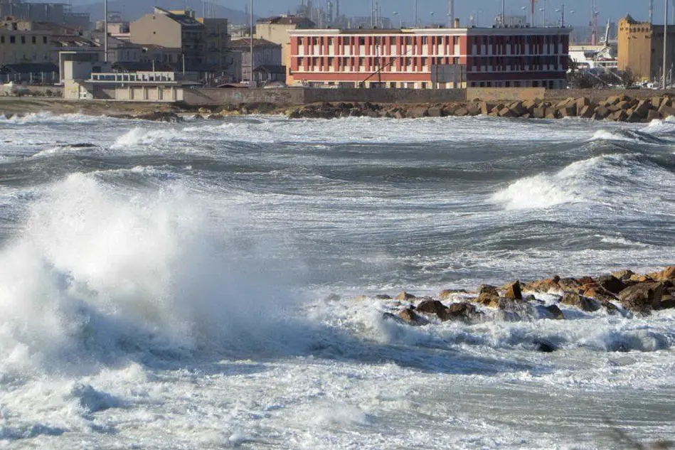Maltempo e mare in tempesta a Porto Torres (foto Gloria Calvi)