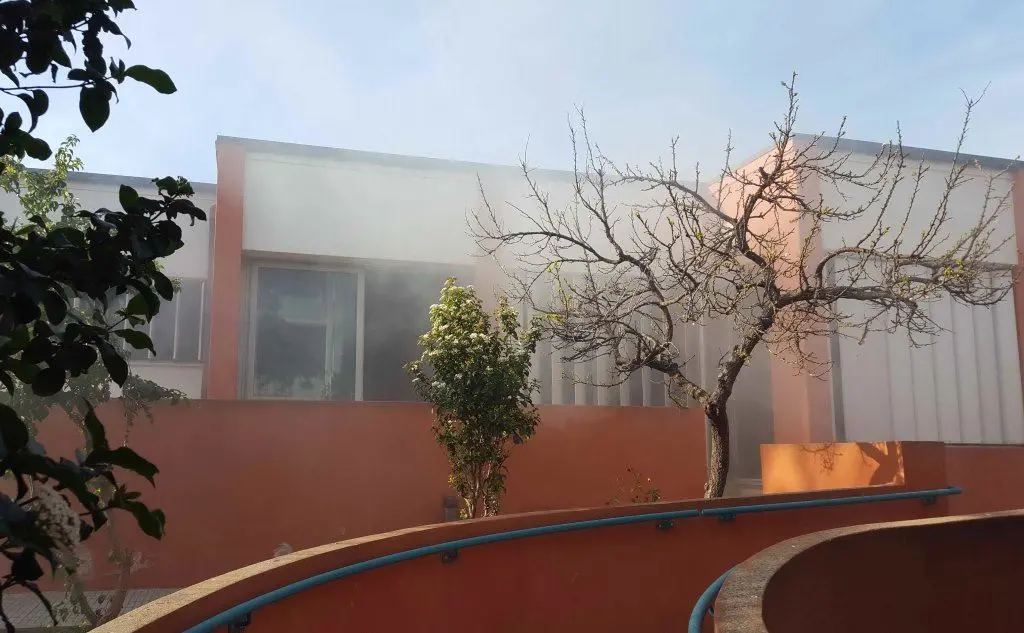 Il fumo esce dall'asilo di via Boito (Foto Messina)