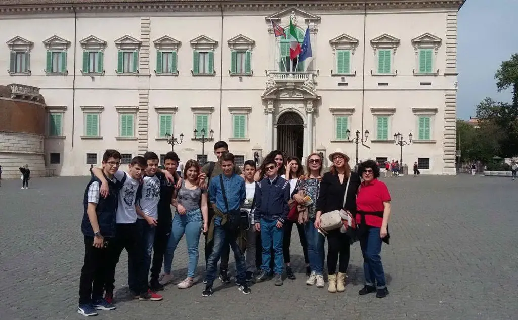 Gli studenti premiati all'università Tor Vergata di Roma con docenti e il sindaco