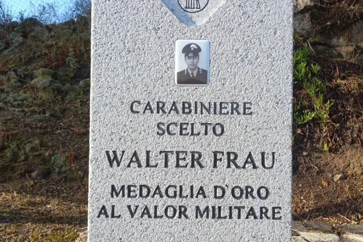 Il cippo commemorativo di Walter Frau (Archivio L'Unione Sarda)