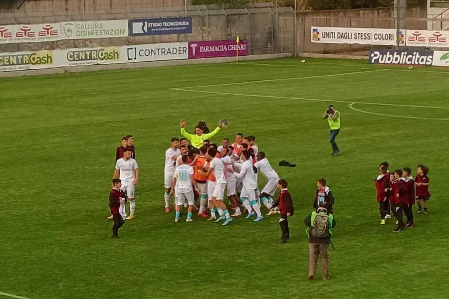 L'Olbia festeggia la conquista dei playoff dopo la vittoria sul Grosseto (foto Ilenia Giagnoni)
