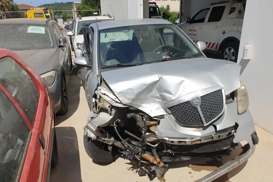 L'auto distrutta (foto L'Unione Sarda - Calvi)