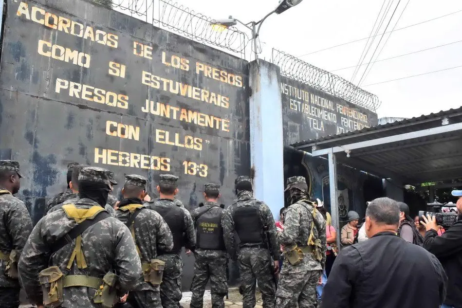 Militari all'esterno del carcere di Tela (Epa - Valle)
