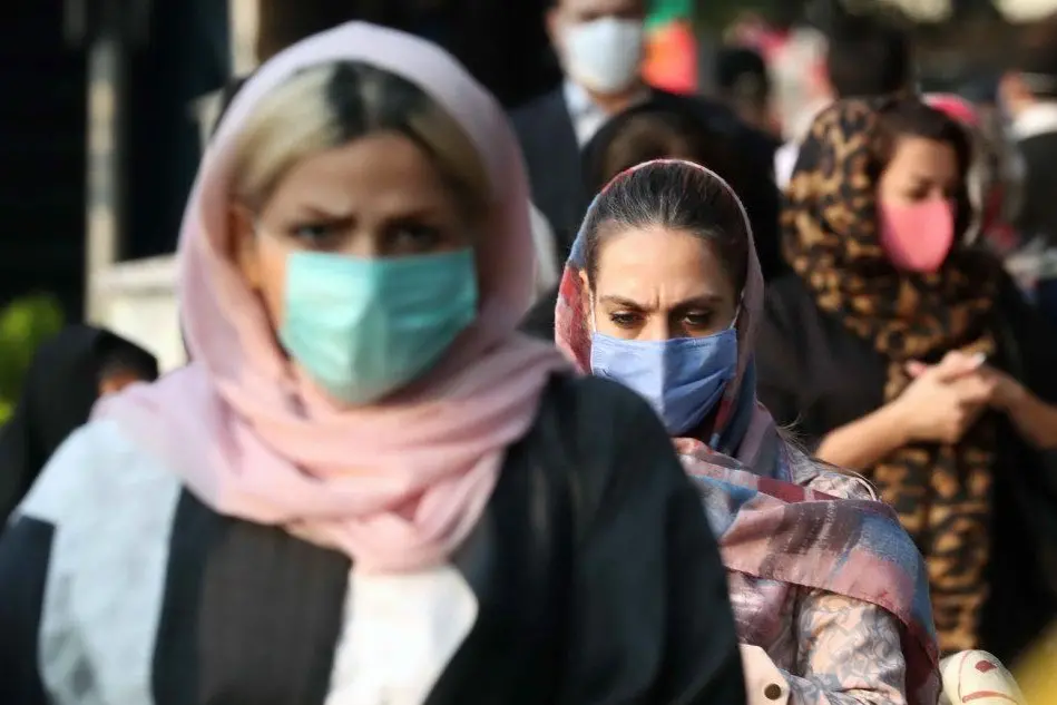 Donne con la mascherina in Iran (Ansa - Taherkenareh)