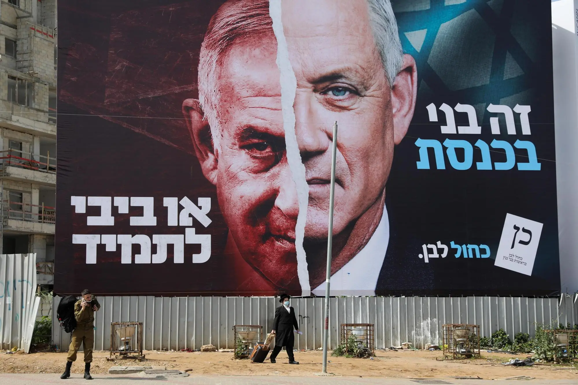 Manifesti con Gantz e Netanyahu a Tel Aviv (Ansa-Epa)