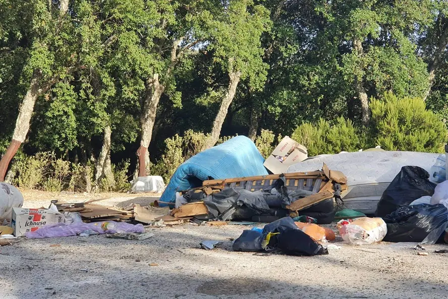 La discarica abusiva a Sinnai (foto @MarcelloPolastri)