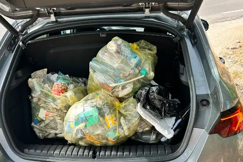 Arzachena, l'auto di un volontario impegnato nelle pulizie (foto Comitato)