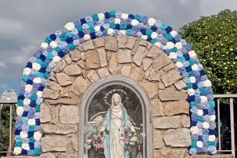 Le rose che decorano Ossi (foto concessa)