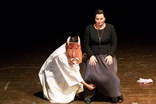 Un'immagine della rappresentazione "La vedova scalza" (foto Tellini)