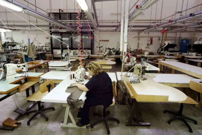 Fra i profili più ricercati quelli nell'ambito del tessile e dell'abbigliamento (foto Ansa)