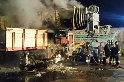 Uno dei mezzi incendiati