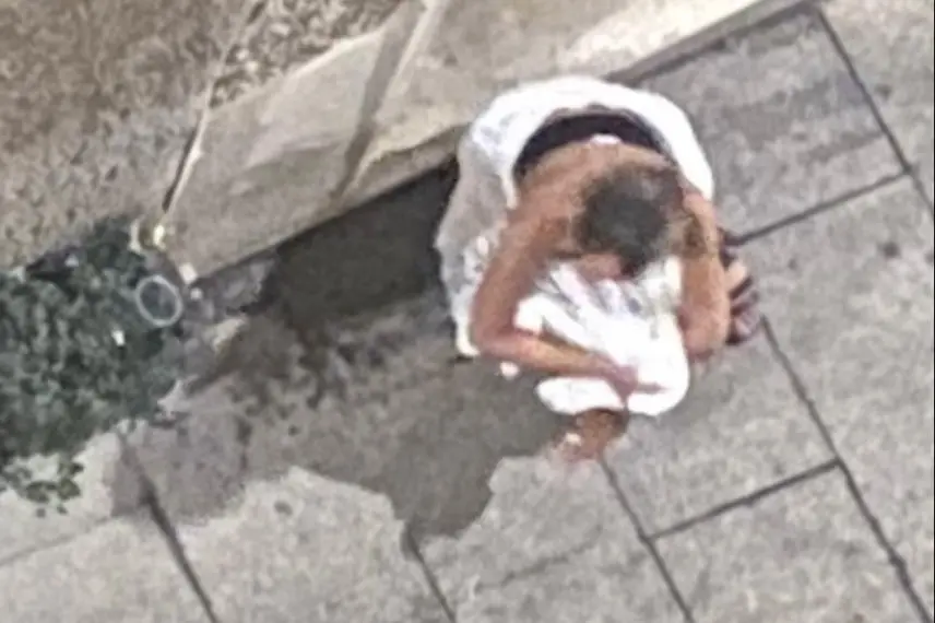 Via Napoli come una latrina a cielo aperto
