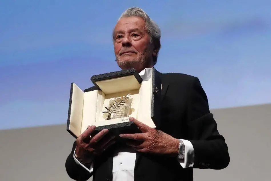 Alain Delon col premio a Cannes (Archivio L'Unione Sarda)