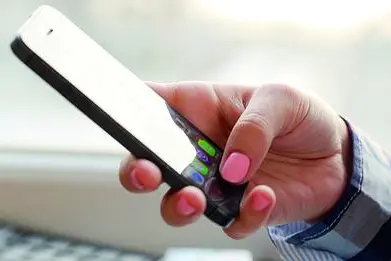 Uno smatrphone, immagine simbolo (foto Archivio)