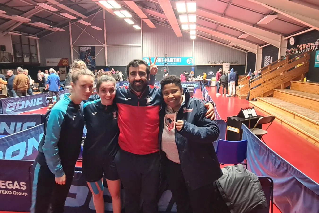 La formazione del Quattro Mori che disputerà la finale della Europe Cup. Da sin. con il coach Stefano Curcio, Tania Plaian, Edem Offiong e Andreea Dragoman. (Foto concessa ASD Quattro Mori)