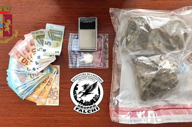 Cagliari, spacciatore 33enne in arresto a Is Mirrionis (foto Polizia di Stato)