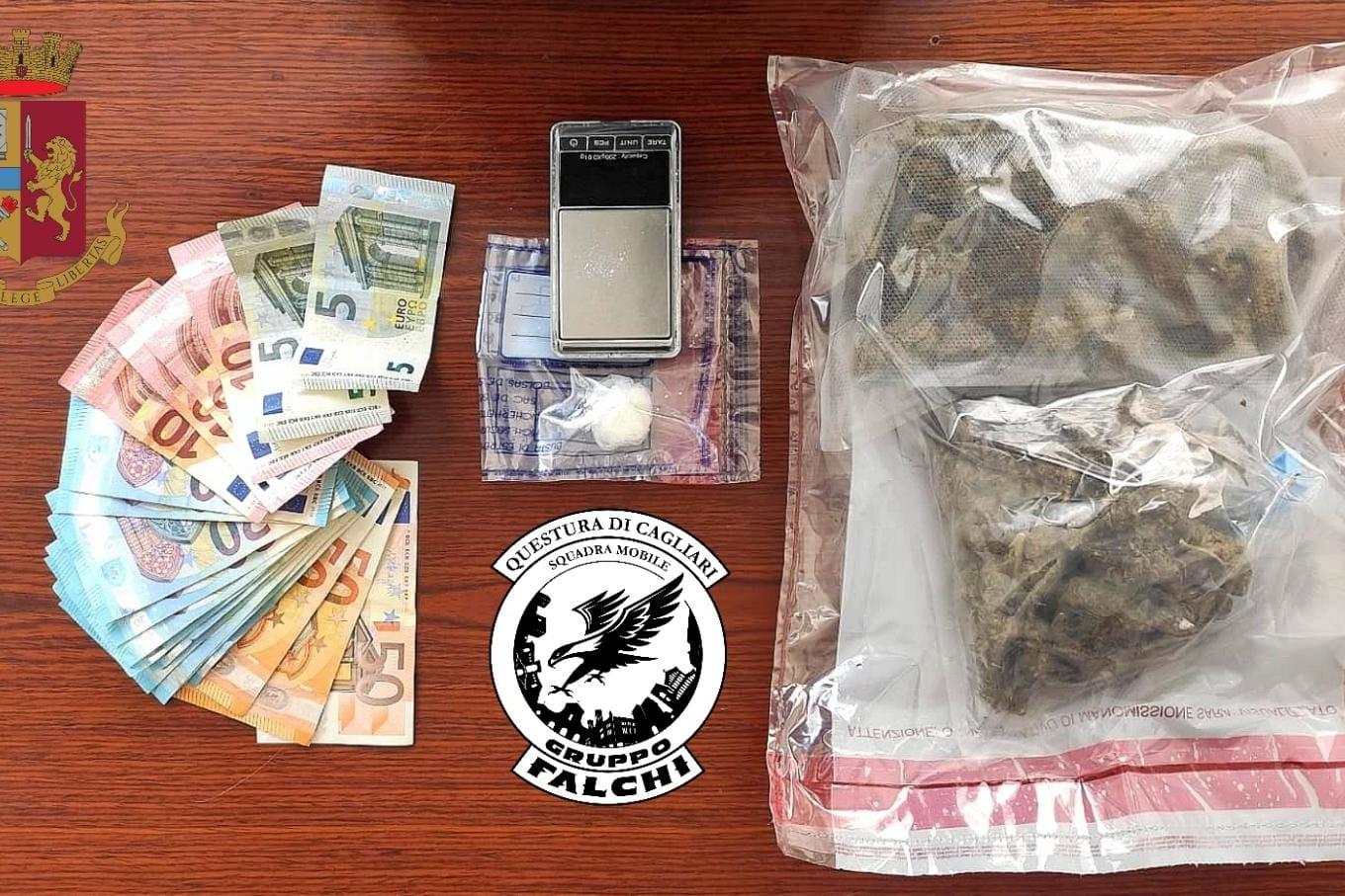 Cocaina e marijuana in casa, spacciatore 33enne in arresto a Is Mirrionis
