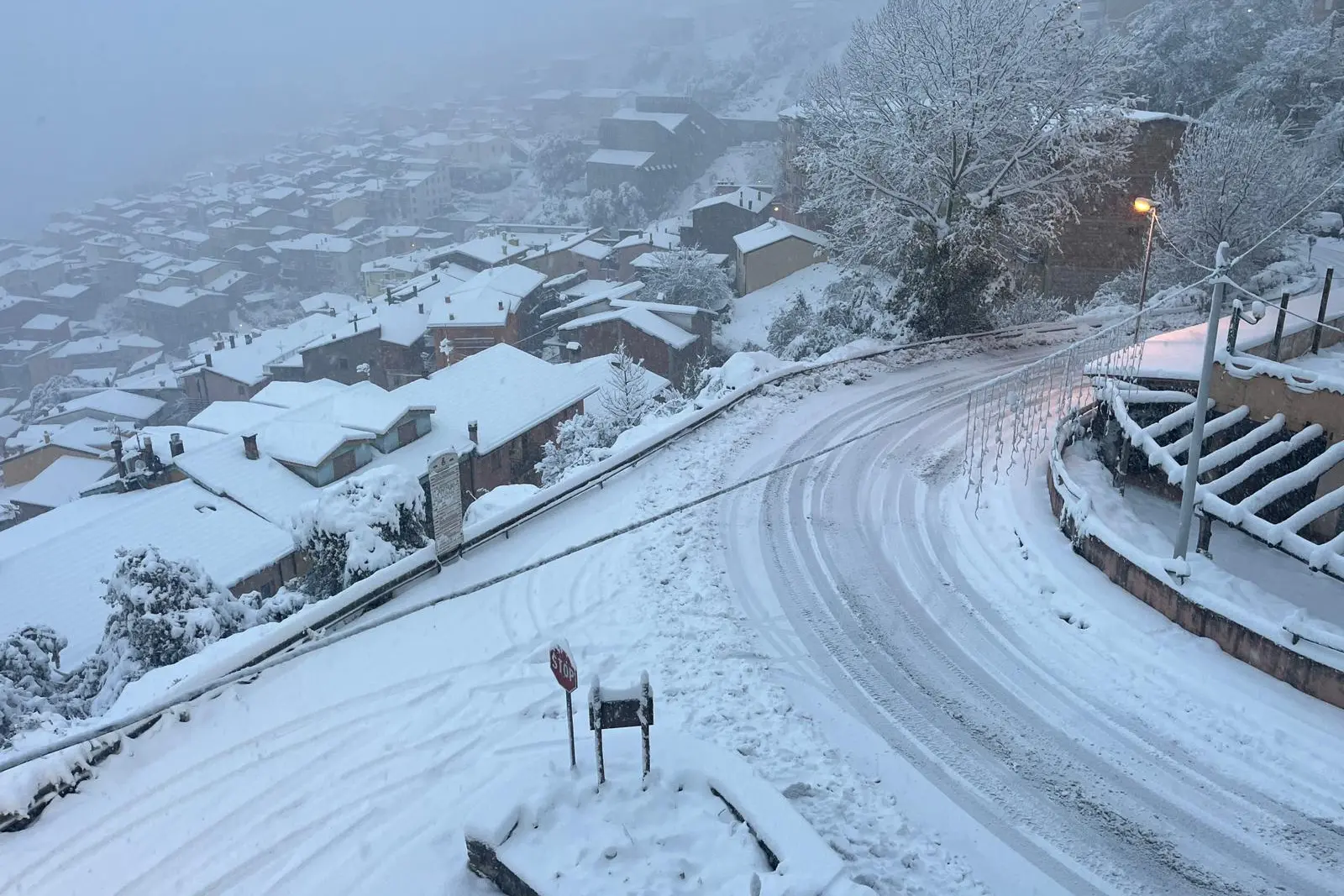 Desulo sotto la neve (foto Ivan Peddio).