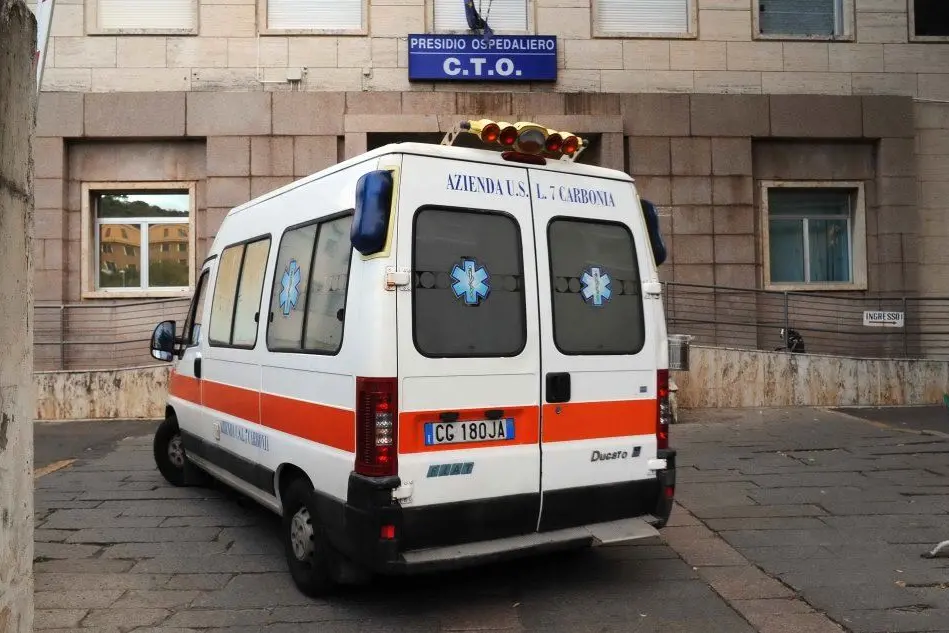 Ambulanza davanti al Cto di Iglesias (foto Angelo Cucca)