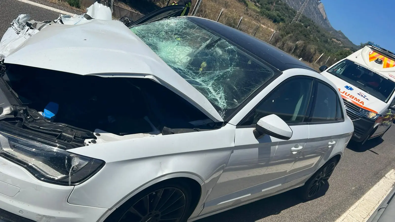 Scontro tra auto all’altezza di Lula: due feriti e lunghe code sulla 131